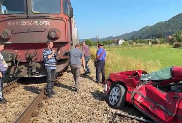 „Dacă nu sărea din mașină, era moartă!” O șoferiță de 19 ani s-a salvat în ultima clipă după ce i s-a oprit motorul pe calea ferată