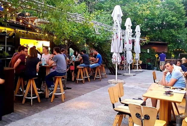 Ce fraier! Patronul clubului Expirat cumpăra pastile din UK, în loc să ceară de la oricine din club