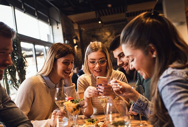 Ieșiri mai puține, așteptări mai mari. Cum s-a schimbat relația românilor cu restaurantele