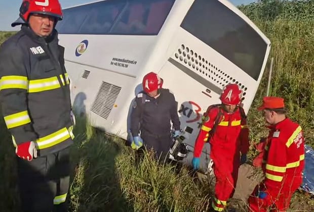Accident grav pe Autostrada Soarelui: autocarul răsturnat transporta o echipă de baschet de copii » Un adult decedat, doi minori în stare gravă