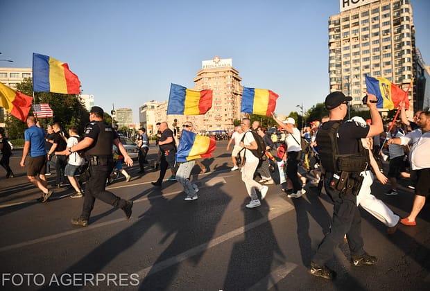 Scandal la protestul AUR. Manifestanţii au forţat cordonul de jandarmi