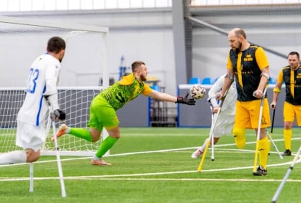Deși schilodită de bombele lui Putin, Ucraina nu se dă bătută. Ia naștere primul campionat de fotbal jucat în cârje