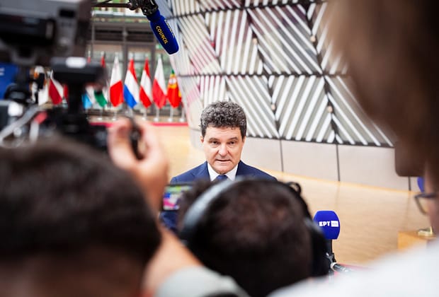 CORESPONDENȚĂ din Bruxelles. Ce a răspuns Nicușor Dan întrebat ce crede el ca fost olimpic la matematică, ajuns președinte în țara care taie bursele la olimpici