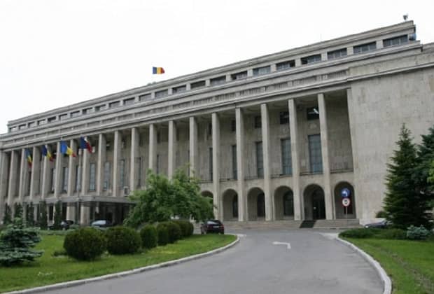 Protest înainte de ședința în care Bolojan vrea să taie sporurile. Angajații Guvernului au ieșit în stradă