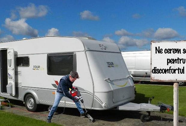 Turiștii dintr-un camping nu pot dormi din cauza românului care își renovează rulota cu bormașina