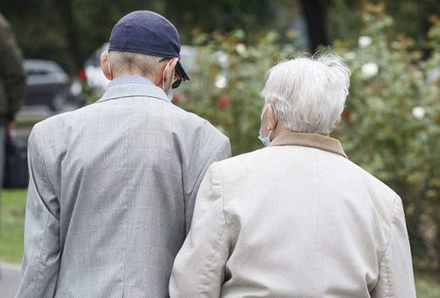 Cum știi dacă e caniculă. Sunt mulți pensionari pe afară la ora 14:00, îmbrăcați gros