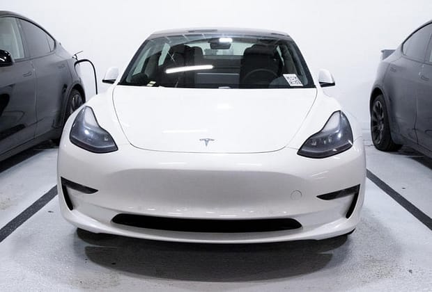 Prima mașină complet autonomă de la Tesla s-a condus singură de la fabrică la client