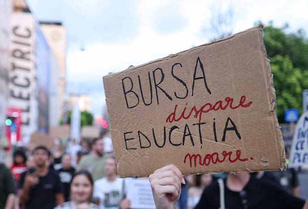 „Nu din burse faceți averi”. Studenții, protest în București față de tăierile anunțate de Guvern