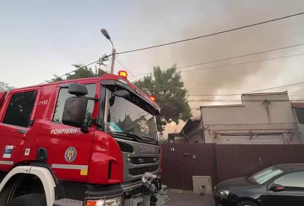 Incendiu puternic în sectorul 2, București: Flăcările s-au extins la patru case