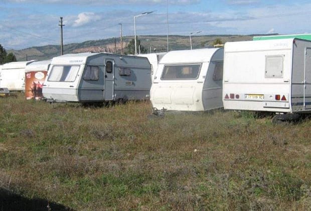 Din cauza prețurilor la motorină, un român a ajuns cu rulota doar până la Făurei
