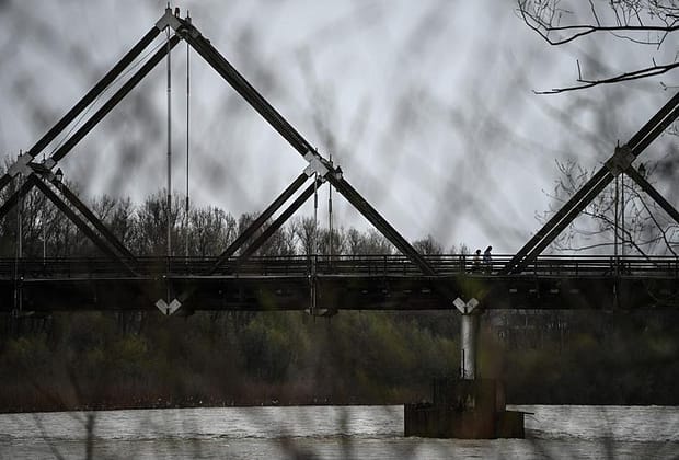 Podul peste râul Tisa dintre România şi Ucraina intră în reparaţii. Traficul rutier va fi restricţionat