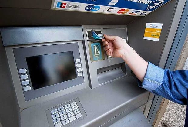 Așa da! în loc de taxă pe tranzacții, se bagă TVA 21% la retragerile de la bancomat