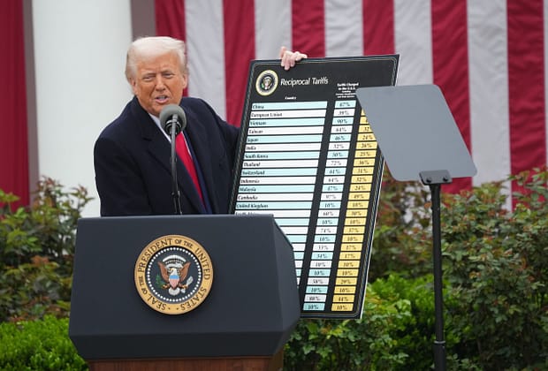 „Bani mulți vor începe să intre pe 1 august”. Donald Trump spune că nu va da înapoi cu tarifele și a anunțat o taxă nouă