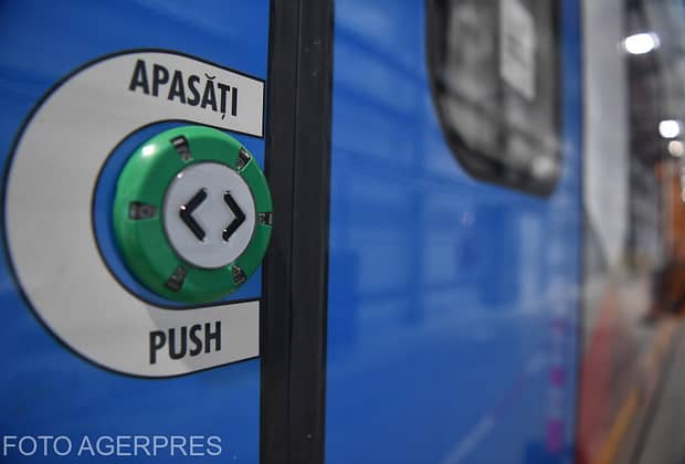 Tren electric nou, vandalizat la nici un an de la introducerea în circulație: „Nu au un minim respect”