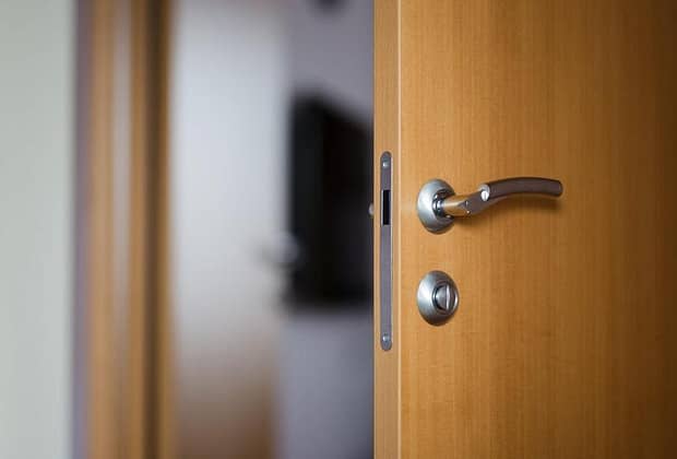 Manevra imobiliară ticluită de un bărbat care a închiriat apartamente în regim hotelier pentru a face bani