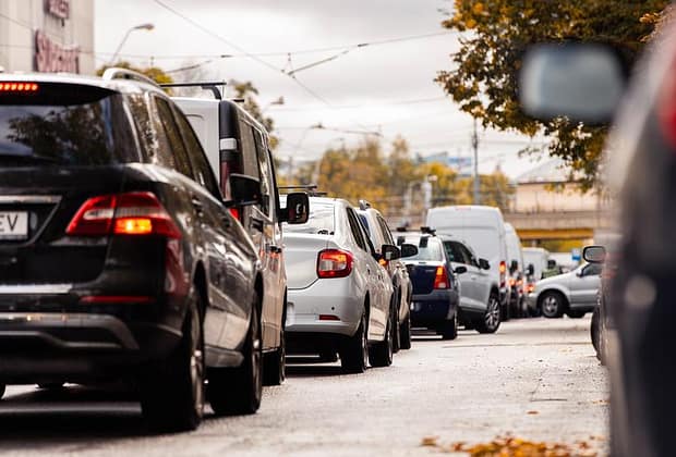 ULTIMA ORĂ Bucureștiul se pregătește să interzică cele mai poluante autovehicule – sunt vizate mașinile vechi și cele diesel. Va fi stabilită o zonă cu emisii reduse (LEZ)