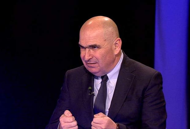 Bolojan se dă exemplu de austeritate: ”Eu de ani de zile umblu cu o singură sprânceană!”