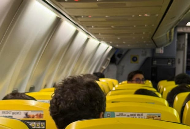 Președintele Nicușor Dan, surprins la „low cost” de o româncă. Unde a zburat șeful statului