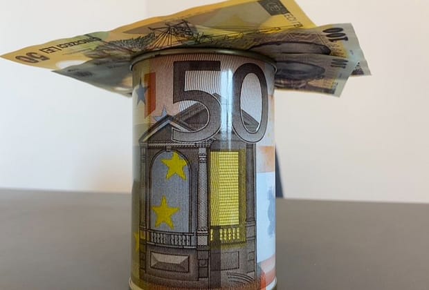 Fitch revizuiește România: Ratingul atârnă de deficit