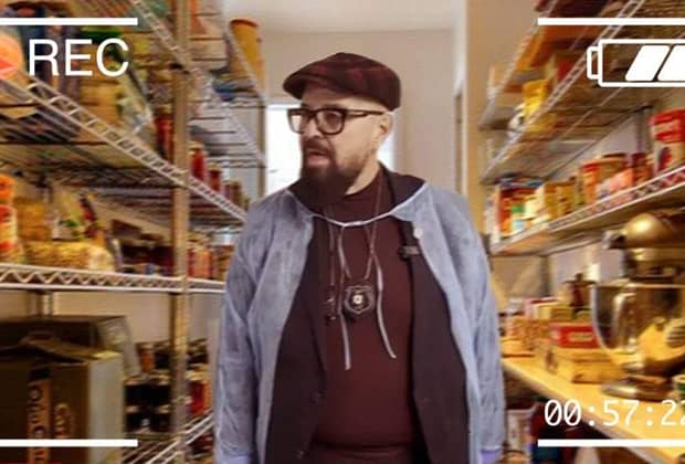 Piedone, blocat în cămara unui restaurant. Angajaţii discută cum ar putea să îl dea afară