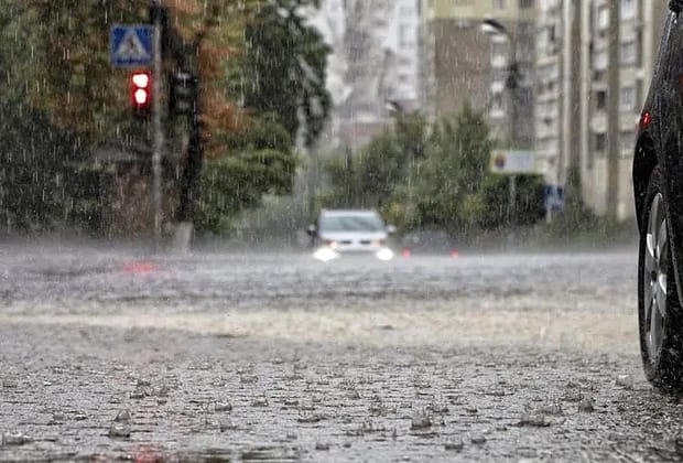 Alerte cod roșu și cod portocaliu de ploi puternice în localități din mai multe județe, vineri dimineața