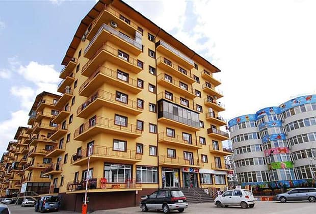 Miracol! Pe locul unui copac doborât de vânt a răsărit un ansamblu imobiliar
