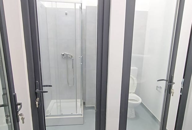 Toalete cu uși transparente și dușuri la vedere într-o piață modernizată din Pașcani. Cu ce nereguli au fost recepționate lucrările