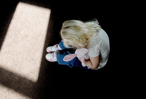 Fetiță supusă unui ritual de „exorcizare” de către mama sa. Femeia, anchetată penal și internată într-un spital de psihiatrie