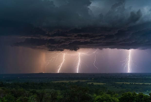 CODUL ROȘU de vijelii se extinde. Localitățile vizate de fenomenele meteo extreme/ Grindină de mărimea unui ou de porumbel (FOTO)