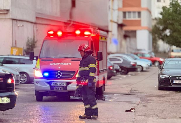 Viituri și copaci căzuți în șase județe din țară. Două persoane salvate de pompieri după ce pârâuri au ieșit din matcă