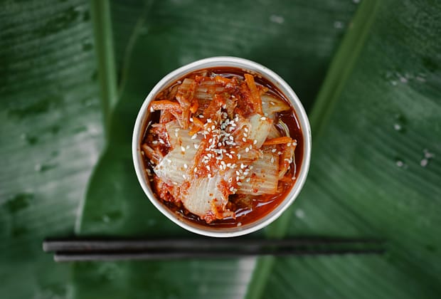 Kimchi făcut acasă, cu gust românesc: superalimentul asiatic care îți transformă sănătatea