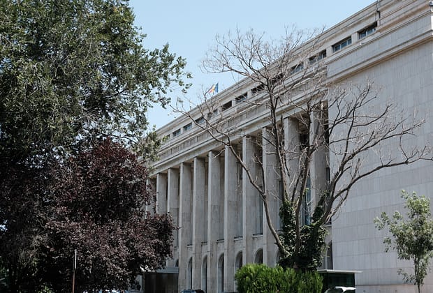 Guvernul pregătește stoparea transferurilor între instituții, înainte de reducerea cu 20% a numărului angajaților din administrația centrală