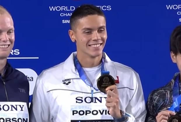 Un zâmbet mondial. Momentul intonării Imnului României, după ce David Popovici a devenit campionul lumii