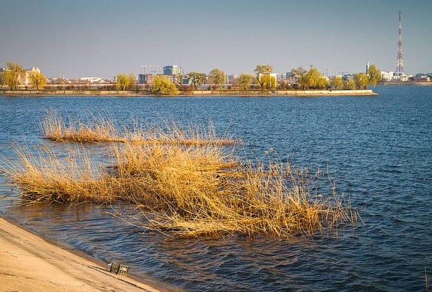 Risc de tsunami pe Lacul Morii după ce cineva a aruncat un bancomat în apă dintr-o căruţă