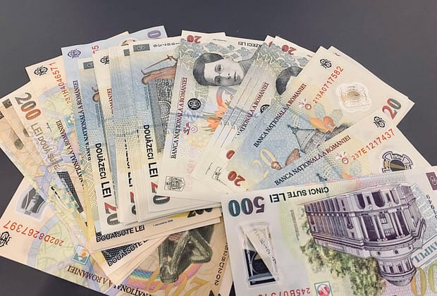 De vineri, 1 august, crește TVA. Scade coșul zilnic: Economia pe hârtie vs. buzunarul românului. Cifrele momentului