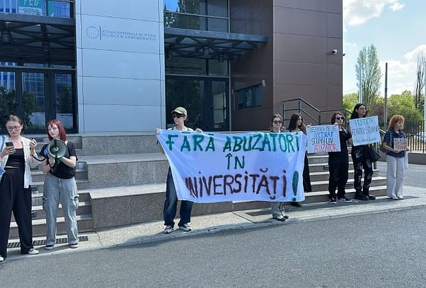 VIDEO „Mă simt rușinat că merg la o universitate cunoscută pentru abuzuri.” Cine sunt studenții care au protestat la SNSPA / O profesoară s-a alăturat și ea demersului