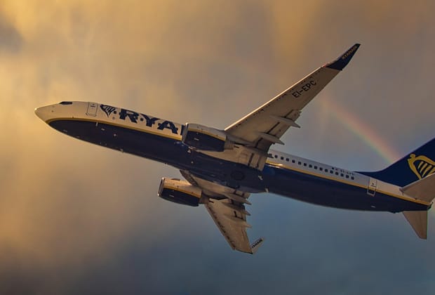 Ce a pățit un pasager Ryanair după ce a vapat în toaleta avionului