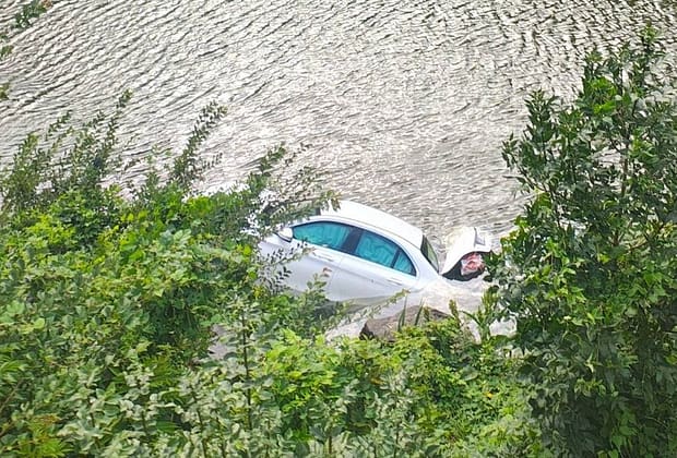 Un șofer turc a plonjat cu mașina în râul Olt. Circulația pe DN7 se desfășoară alternativ