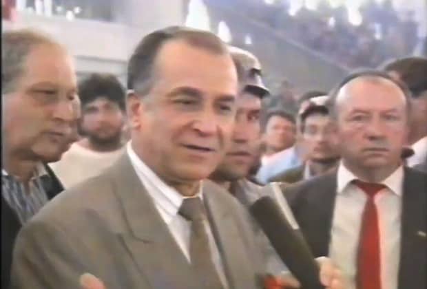 VIDEO Cum i-a trimis Ion Iliescu pe mineri să „reocupe” Piața Universității și le-a mulțumit pentru „înalta disciplină civică” după măcelul din 13-15 iunie