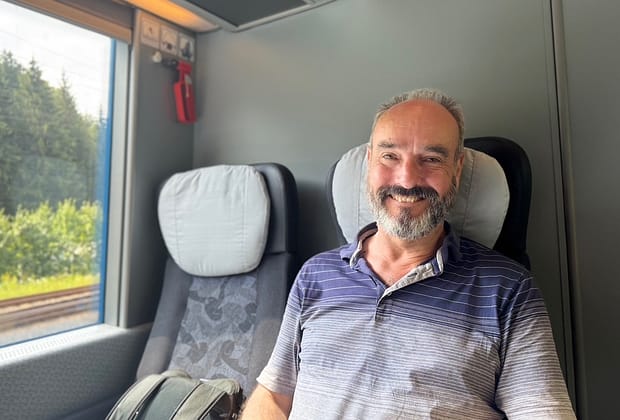 „Ca și cum ai fi pășit într-o altă lume”. Impresiile unui britanic, cunoscut pentru ghidurile feroviare din Europa, despre călătoria sa cu trenul în România