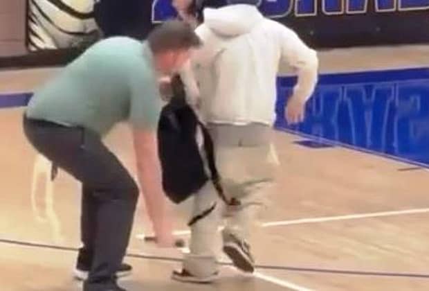 Imagini virale. Un elev care-și atacă profesorul, imobilizat de un polițist cu un procedeu din wrestling