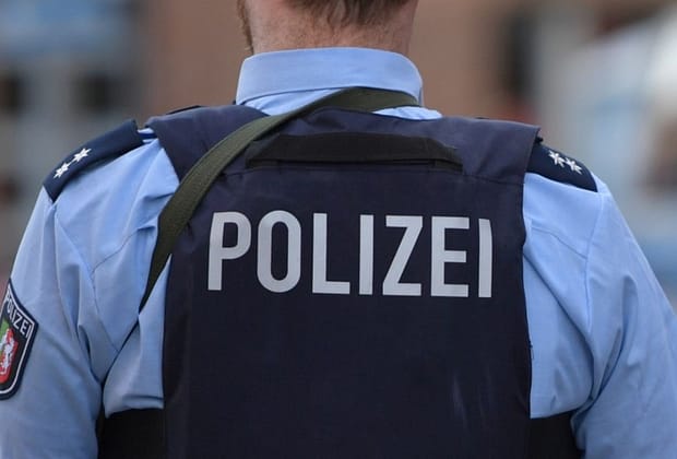 O șoferiță a dansat pe o autostradă, motivând că „traficul a enervat-o”. După ce a blocat circulația două zile, poliția a deportat-o din Germania