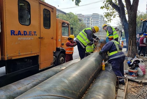 De ce nu au apă caldă peste 3.000 de blocuri din București, chiar dacă avaria majoră a fost remediată