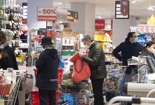 Reguli noi la supermarket. Dacă ceri să se deschidă încă o casă trebuie să plătești tu 10 lei