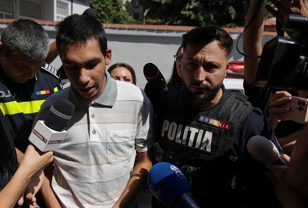Bărbatul care l-a atacat pe livratorul străin în București, cercetat și pentru propagandă fascistă și legionară. Ce mesaje i-au găsit procurorii