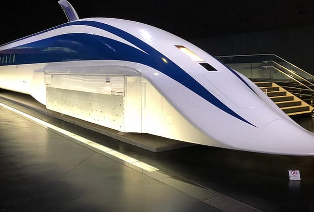 Muți de uimire. Reacția unor jurnaliști japonezi după ce un tren a trecut pe lângă ei cu 500 de km/h