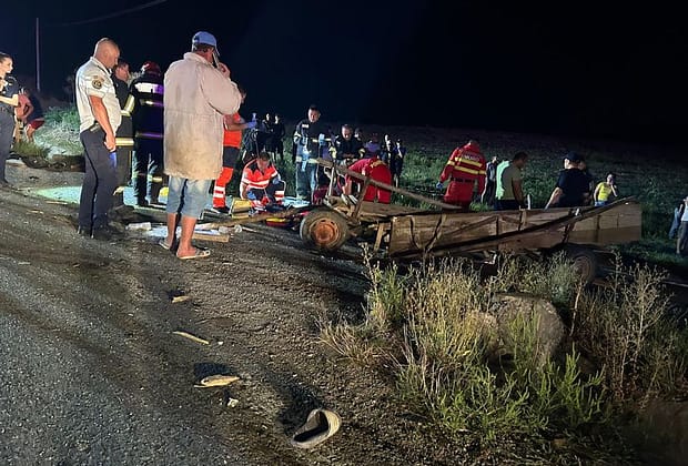 Două persoane și-au pierdut viața și trei au fost rănite, între care o tânără însărcinată, după ce o autoutilitară s-a ciocnit cu o căruță în județul Iași