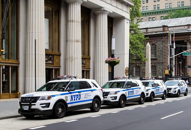 NYPD, criticat după ce a arestat un bărbat nevinovat identificat de AI. Nici măcar nu semăna cu suspectul