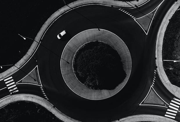 Cum se construieşte în mod corect un sens giratoriu. Exemplu cu un accident evitat la Focşani