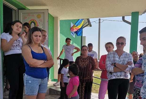 Comasarea școlilor în Olt: elevi de 7 ani puși pe drumuri lungi pentru a învăța. „Și de aici au ieșit oameni mari, să știți! Vrem aici”